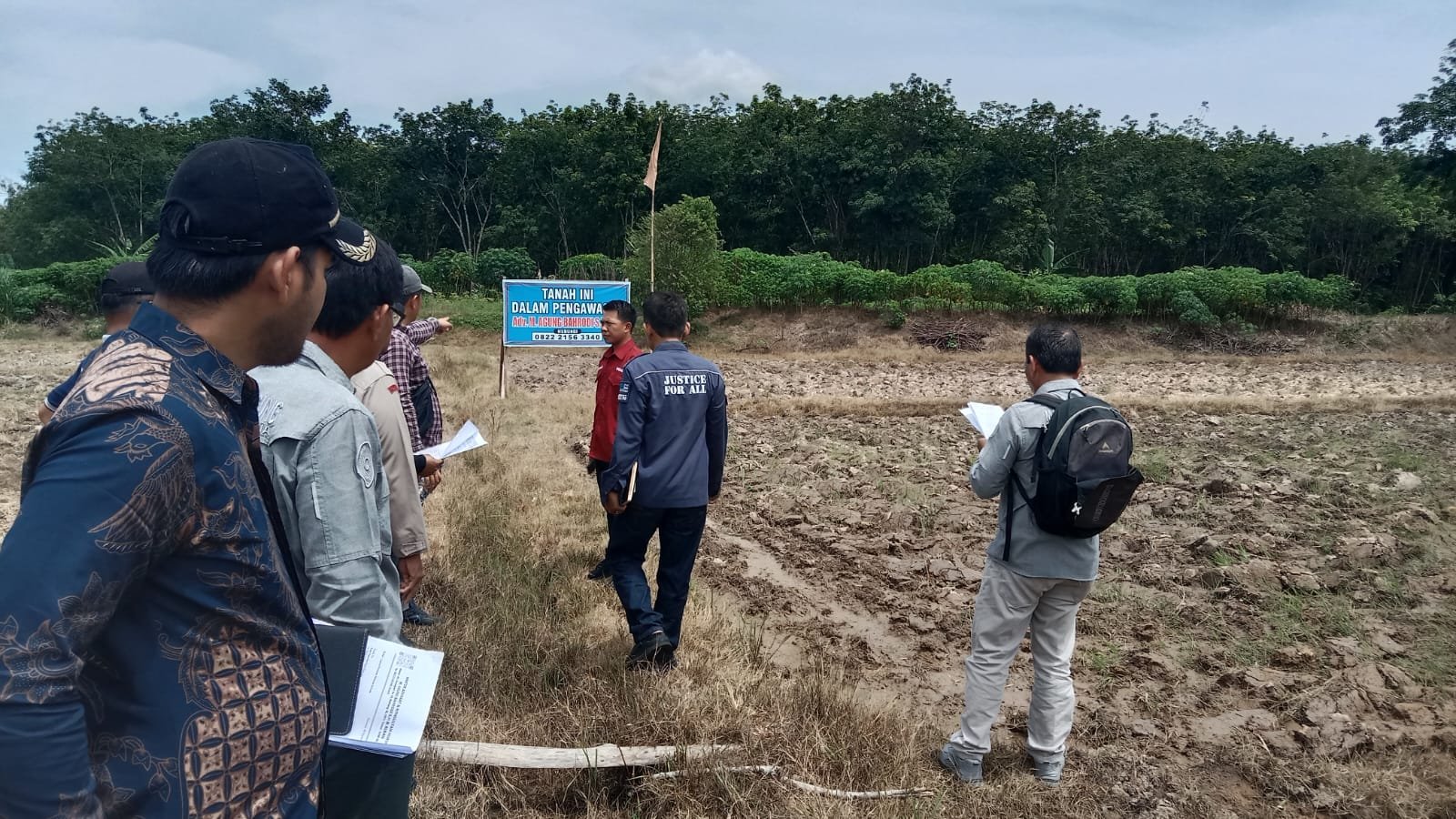 Hakim sidang PS kasus penyerobotan tanah didesa Sumberasri kec. Buay madang timur. OKU timur